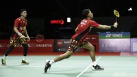 Permainan cepat diperagakan kedua pasangan di awal gim pertama. Sempat dapat perlawanan alot di awal, Fajar/Rian yang tampil agresif kemudian merebut tujuh angka beruntun untuk unggul 11-3 saat interval.