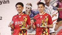 Fajar/Rian berpose usai pengalungan mendali juara Indonesia Masters 2022.