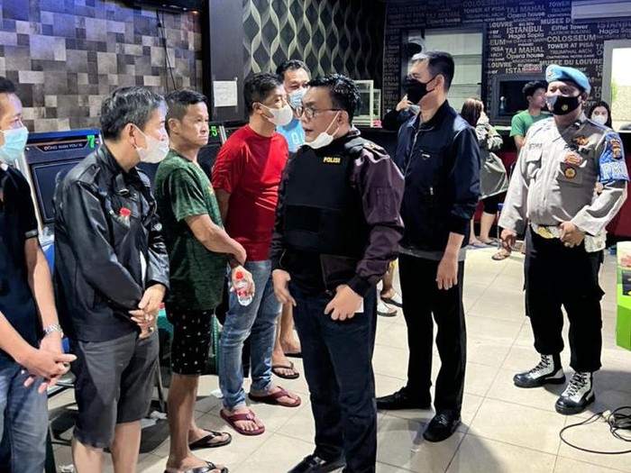 Kapolda Sumut Irjen RZ Panca Putra Simanjuntak saat memimpin penggerebekan lokasi judi