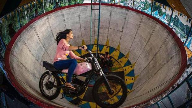 Karmila saat beraksi di tong setan