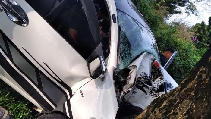 Sebuah mobil menabrak pohon di kawasan Sentul, Babakan Madang, Kabupaten Bogor, Minggu (12/6/2022), 08.30 WIB.