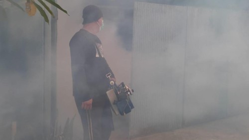 Kegiatan fogging atau pengasapan di Desa Abiantuwung, Kecamatan Kediri.