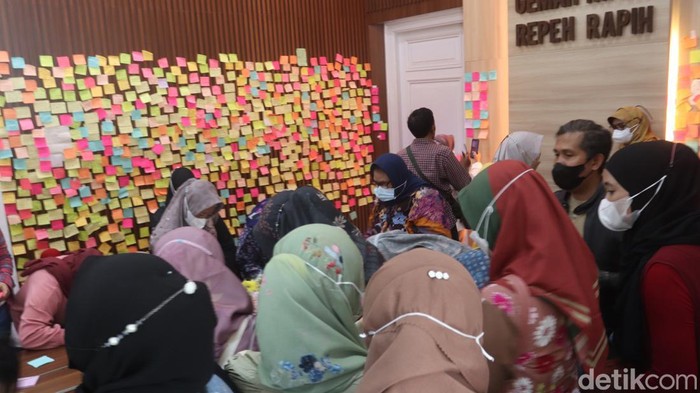Kertas Warna-warni Berisi Ucapan Duka dan Doa untuk Eril Hiasi Gedung Pakuan Kertas warna-warni menghiasi salah satu ruangan di Gedung Pakuan Bandung. Kertas itu berisi ucapan duka dan doa untuk Eril, Minggu, 12/6/2022.