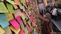 Sesampainya di kawasan Gedung Pakuan, warga tersebut langsung masuk ke salah satu ruangan untuk menulis ucapan doa dan belasungkawa untuk Eril dalam secarik kertas.