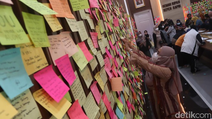 Kertas Warna-warni Berisi Ucapan Duka dan Doa untuk Eril Hiasi Gedung Pakuan Kertas warna-warni menghiasi salah satu ruangan di Gedung Pakuan Bandung. Kertas itu berisi ucapan duka dan doa untuk Eril, Minggu, 12/6/2022.