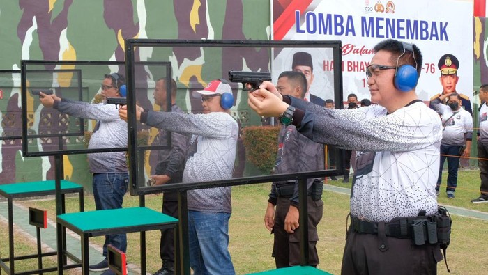Keseruan Lomba Menembak Sambut Hari Bhayangkara di Polda Riau Sambut Hari Bhayangkara ke-76, Polda Riau menggelar lomba menembak bersama jurnalis. Lomba berlangsung seru.