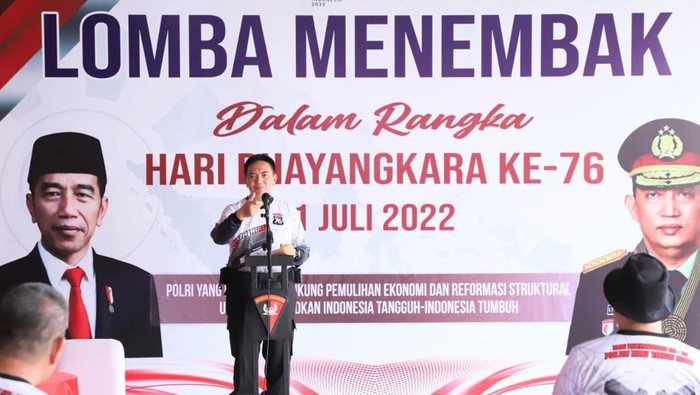 Keseruan Lomba Menembak Sambut Hari Bhayangkara di Polda Riau Sambut Hari Bhayangkara ke-76, Polda Riau menggelar lomba menembak bersama jurnalis. Lomba berlangsung seru.