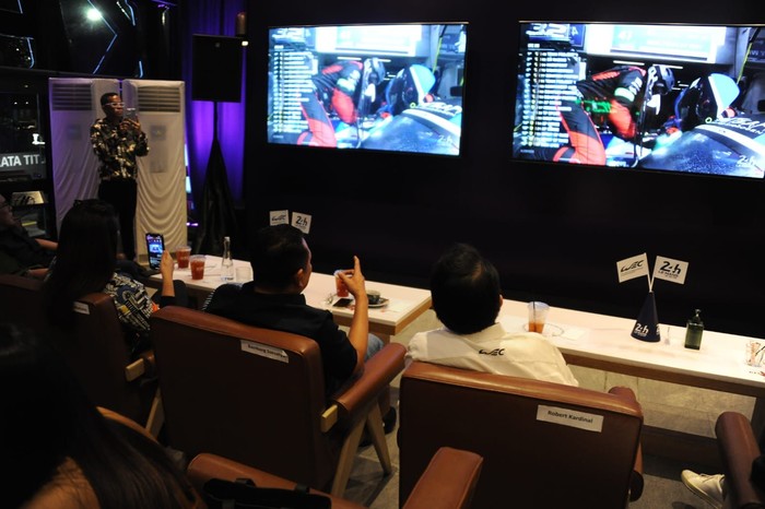 Ketua Umum Ikatan Motor Indonesia (IMI) Bambang Soesatyo bersama ratusan penggemar otomotif menghadiri nonton bareng (Nobar) start balapan legendaris dunia, Le Mans 24 Hours FIA World Endurance Championship 2022 (FIA WEC 2022), di KFC Naughty by Nature Senopati, Jakarta.