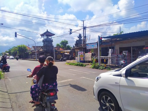 Kondisi lampu merah yang sebelumnya mati, mulai hidup lagi, di simpang empat Kelurahan Lelateng, Kecamatan Negara, Kabupaten Jembrana, Minggu (12/6/2022)