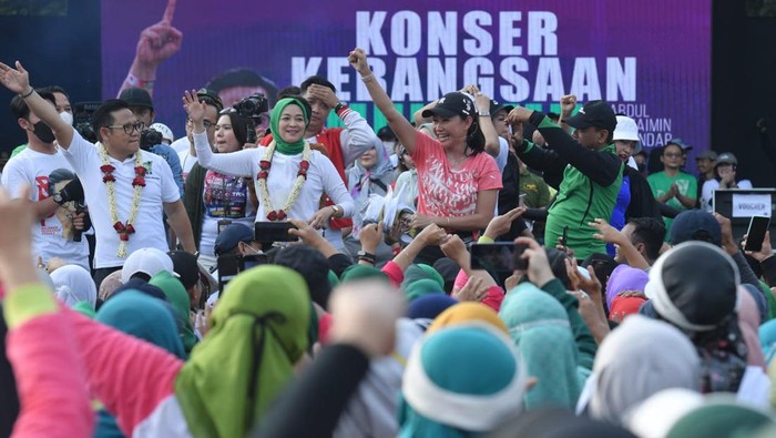 Konser Muhaimin-Kotak Getarkan Kota Tangerang Ribuan masyarakat tangerang dan kerabat Kotak memadati alun-alun Kota Tangerang. Konser kebangsaan Muhaimin yang digelar oleh Tim Kampanye Nasional berhasil mengobati dahaga masyarakat kota Tangerang yang selama dua tahun masa pandemi tidak bisa menggelar konser.
โAlhamdulillah semua sehat-sehat ya, semoga kita selalu diberikan kesehatan dan kebahagiaan oleh Allah swt,โ sambut Gus Muhaimin di alun-alun kota Tangerang, Minggu (12/6/22).
Gus Muhaimin yang dielu-elukan oleh masyarakat kota tangerang, berjanji akan menggelar konser serupa di beberapa kota lainnya untuk menghibur masyarakat.
โKedepan, akan ada beberapa konser serupa untuk membahagiakan masyarakat untuk mengobati kerinduan masyarakat,โ ujarnya.
Sebagai informasi konser kebangsaan gus muhaimin bersama kotak, diselerenggakan oleh Tim Kampanye Nasional (TKN) Muhaimin Zona Banten. Selain konser kebangsaan, TKN juga menggelar senam sehat dengan hadiah umroh dan berbagai hadiah lainnya.