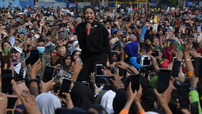 Ribuan masyarakat tangerang dan kerabat Kotak memadati alun-alun Kota Tangerang. Konser kebangsaan Muhaimin yang digelar oleh Tim Kampanye Nasional berhasil mengobati dahaga masyarakat kota Tangerang yang selama dua tahun masa pandemi tidak bisa menggelar konser. 

“Alhamdulillah semua sehat-sehat ya, semoga kita selalu diberikan kesehatan dan kebahagiaan oleh Allah swt,” sambut Gus Muhaimin di alun-alun kota Tangerang, Minggu (12/6/22). 

Gus Muhaimin yang dielu-elukan oleh masyarakat kota tangerang, berjanji akan menggelar konser serupa di beberapa kota lainnya untuk menghibur masyarakat. 

“Kedepan, akan ada beberapa konser serupa untuk membahagiakan masyarakat untuk mengobati kerinduan masyarakat,” ujarnya. 

Sebagai informasi konser kebangsaan gus muhaimin bersama kotak, diselerenggakan oleh Tim Kampanye Nasional (TKN) Muhaimin Zona Banten. Selain konser kebangsaan, TKN juga menggelar senam sehat dengan hadiah umroh dan berbagai hadiah lainnya.