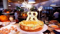 Tidak ingin merayakan ulang tahun dengan kue yang biasa-biasa saja, ada cheesecake termahal yang jadi sajian kue ulang tahun. Dibuat oleh chef Raffaele Ronca, harga kuenya mencapai Rp 66 juta. Foto: Guinness Book of World Record