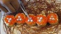 Seorang chef bernama Angelito Araneta Jr. di Filipina membuat sebuah kreasi sushi termahal yang pernah ada. Menggunakan berlian dan emas, sushi buatannya dijual seharga Rp 2,6 juta. Foto: Guinness Book of World Record