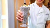 Bukan disusun sebagai perhiasan, berlian ini sengaja disajikan untuk menemani segelas milkshake yang menyegarkan. Dilengkapi dengan topping edible gold, milk shake yang disajikan dalam gelas penuh berlian ini dibanderol Rp 1,4 juta. Foto: Guinness Book of World Record
