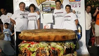 Sebuah burger di kawasan Orlando, Amerika Serikat ini memakan waktu 48 jam untuk pembuatannya. Burger seberat 352 kilogram ini dibanderol seharga Rp 72,7 juta. Foto: Guinness Book of World Record