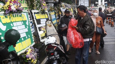 Meski Hujan, Petakziah Terus Berdatangan ke Gedung Pakuan