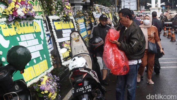 Meski Hujan, Petakziah Terus Berdatangan ke Gedung Pakuan