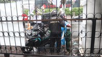 Meski diguyur hujan, namun tidak menyurutkan niat warga yang ingin menyampaikan ucapan duka dan doa untuk Eril.