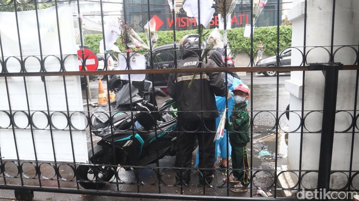 Meski Hujan, Petakziah Terus Berdatangan ke Gedung Pakuan Warga terus berdatangan ke Gedung Pakuan, Bandung untuk takziah. Meski hujan, hal tersebut tidak menyurutkan niat warga yang ingin menyampaikan doa dan belasungkawa.