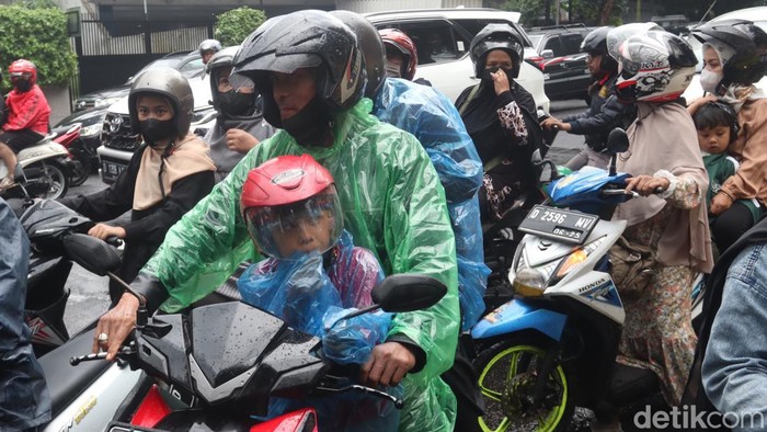 Meski Hujan, Petakziah Terus Berdatangan ke Gedung Pakuan Warga terus berdatangan ke Gedung Pakuan, Bandung untuk takziah. Meski hujan, hal tersebut tidak menyurutkan niat warga yang ingin menyampaikan doa dan belasungkawa.