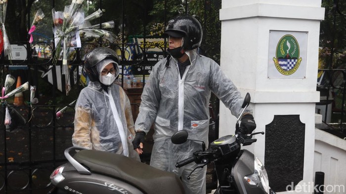 Warga terus berdatangan ke Gedung Pakuan, Bandung untuk takziah. Meski hujan, hal tersebut tidak menyurutkan niat warga yang ingin menyampaikan doa dan belasungkawa.