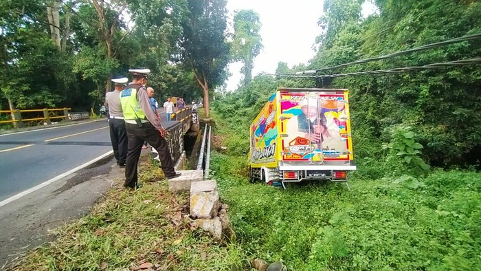 Mobil boks yang terjun ke sungai di Jalan Denpasar - Gilimanuk, Desa Melaya, Minggu (12/6/2022)