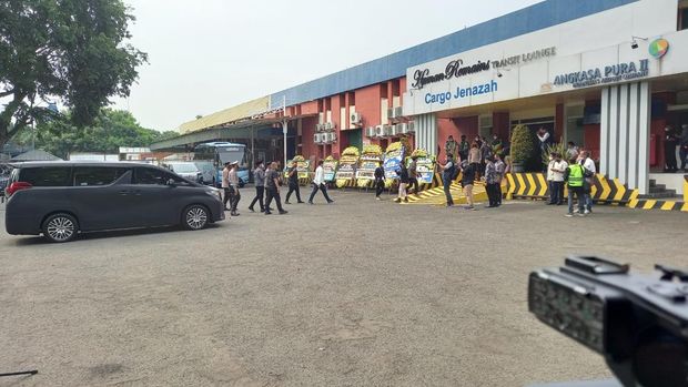 Mochamad Iriawan atau Iwan Bule datang di Bandara Soekarno Hatta untuk ikut menjemput jenazah Eril putra Ridwan Kamil.