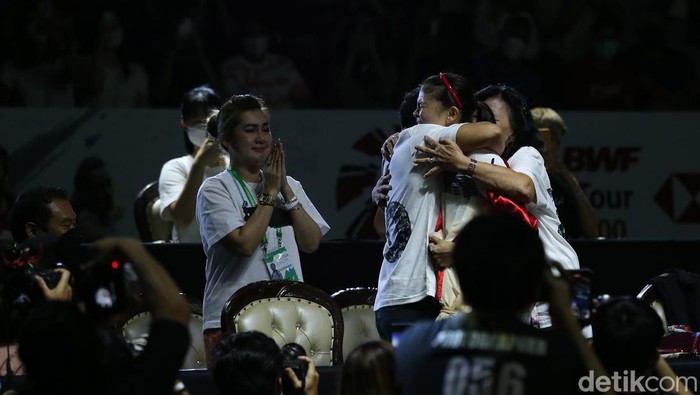 Momen Haru Perpisahan Greysia Polii di Istora Senayan Pebulu tangkis Indonesia, Greysia Polii resmi gantung raket alias pensiun sebagai atlet profesional pada usianya yang kini menginjak 34 tahun. Perpisahannya begitu mengharukan, Minggu, 12/6/2022.