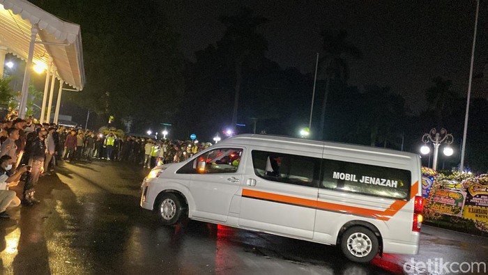Momen Jenazah Eril Tiba di Gedung Pakuan Bandung Jenazah Emmeril Kahn Mumtadz atau yang biasa dipanggil Eril tiba di Gedung Pakuan, Bandung, Jawa Barat. Jenazah Eril langsung dibawa ke dalam rumah duka, Minggu, 12/6/2022.