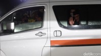 Tampak Ridwan Kamil duduk di dalam mobil jenazah yang membawa Eril. Pria yang akrab disapa Kang Emil itu melambaikan tangan ke arah media.