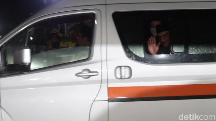 Momen Jenazah Eril Tiba di Gedung Pakuan Bandung Jenazah Emmeril Kahn Mumtadz atau yang biasa dipanggil Eril tiba di Gedung Pakuan, Bandung, Jawa Barat. Jenazah Eril langsung dibawa ke dalam rumah duka, Minggu, 12/6/2022.