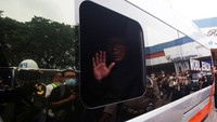 Gubernur Jawa Barat Ridwan Kamil melambaikan tangan kepada warga dan pekerja bandara yang ikut menjemput kedatangan jenazah putranya Emmeril Kahn Mumtadz sebelum bertolak ke Bandung di kawasan kargo jenazah Bandara Soekarno Hatta, Tangerang. ANTARA FOTO/Muhammad Iqbal
