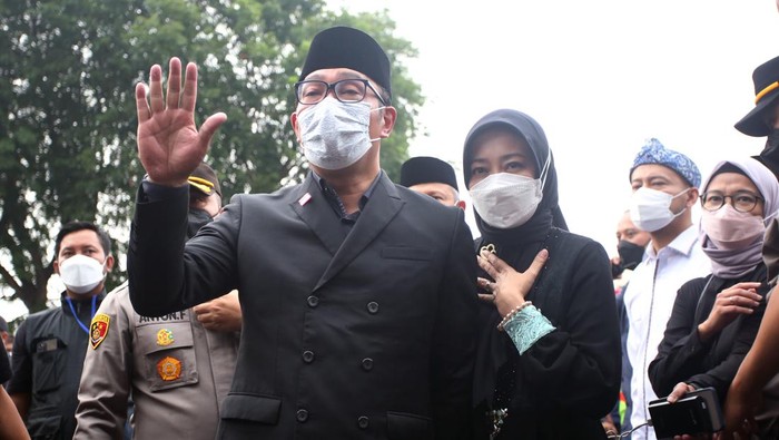 Petugas Avsec dan Pemadam Kebakaran PT Angkasa Pura II mengusung jenazah Emmeril Kahn Mumtadz, putra Gubernur Jawa Barat Ridwan Kamil, setibanya dari Swiss di Bandara Soekarno Hatta, Tangerang, Banten, Minggu (12/6/2022). Jenazah Eril yang meninggal dunia karena terseret arus dan tenggelam di Sungai Aare Swiss itu kemudian dibawa ke kabupaten Bandung untuk dimakamkan. ANTARA FOTO/Muhammad Iqbal/aww.