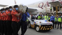 Petugas Avsec dan Pemadam Kebakaran PT Angkasa Pura II mengusung jenazah Emmeril Kahn Mumtadz, putra Gubernur Jawa Barat Ridwan Kamil, setibanya dari Swiss di Bandara Soekarno Hatta, Tangerang. ANTARA FOTO/Muhammad Iqbal