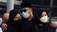 Gubernur Jawa Barat Ridwan Kamil (tengah) memeluk istrinya Atalia Praratya (kanan) dan putrinya Camillia Laetitia Azzahra (kiri) saat berada di kawasan kargo jenazah Bandara Soekarno Hatta, Tangerang. ANTARA FOTO/Muhammad Iqbal