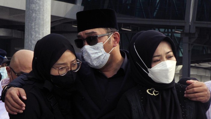 Momen Kedatangan Jenazah Eril di Bandara Soetta hingga Dibawa ke Bandung Petugas Avsec dan Pemadam Kebakaran PT Angkasa Pura II mengusung jenazah Emmeril Kahn Mumtadz, putra Gubernur Jawa Barat Ridwan Kamil, setibanya dari Swiss di Bandara Soekarno Hatta, Tangerang, Banten, Minggu (12/6/2022). Jenazah Eril yang meninggal dunia karena terseret arus dan tenggelam di Sungai Aare Swiss itu kemudian dibawa ke kabupaten Bandung untuk dimakamkan. ANTARA FOTO/Muhammad Iqbal/aww.