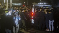Kerabat bersama Anggota Brimob Polda Jabar mengangkat peti jenazah almarhum Emmeril Kahn Mumtadz saat tiba di Gedung Pakuan, Bandung, Jawa Barat, Minggu (12/6). Jenazah putra Gubernur Jawa Barat Ridwan Kamil tersebut disemayamkan di Gedung Pakuan untuk disholatkan dan kemudian dimakamkan di kawasan Cimaung, Kabupaten Bandung, Jawa Barat pada Senin (13/6). ANTARA FOTO/Novrian Arbi
