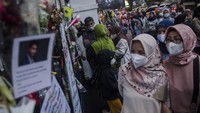 Warga menunggu kedatangan jenazah almarhum Emmeril Kahn Mumtadz di depan gerbang Gedung Pakuan, Bandung, Jawa Barat. ANTARA FOTO/Novrian Arbi