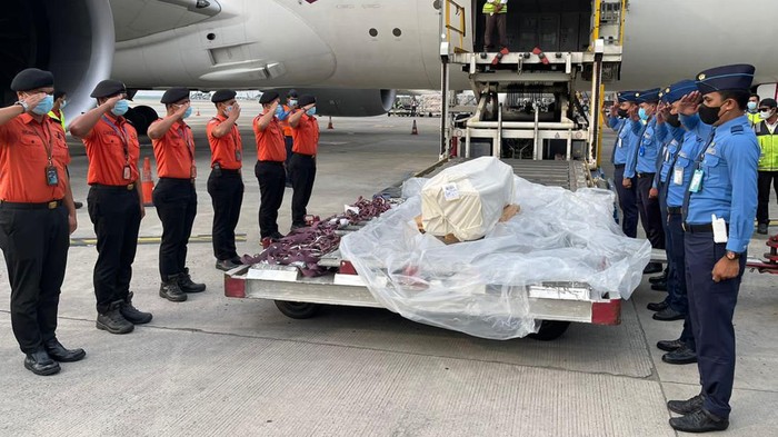 Petugas Avsec dan Pemadam Kebakaran PT Angkasa Pura II memberikan penghormatan kepada jenazah Emmeril Kahn Mumtadz, putra Gubernur Jawa Barat Ridwan Kamil, setibanya dari Swiss di Bandara Soekarno Hatta, Tangerang, Banten, Minggu (12/6/2022). Jenazah Eril yang meninggal dunia karena terseret arus dan tenggelam di Sungai Aare Swiss itu kemudian dibawa ke kabupaten Bandung untuk dimakamkan. ANTARA FOTO/Muhammad Iqbal/aww.