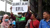 Warga dan pekerja bandara menyambut kedatangan jenazah Emmeril Kahn Mumtadz, putra Gubernur Jawa Barat Ridwan Kamil, setibanya dari Swiss di Bandara Soekarno Hatta, Tangerang. ANTARA FOTO/Muhammad Iqbal