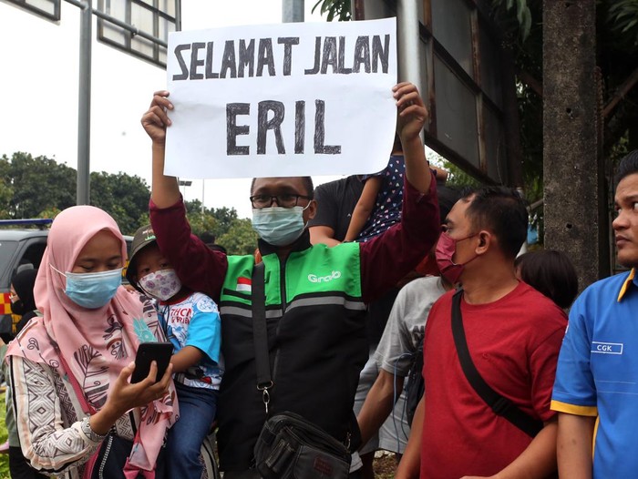 Warga dan pekerja bandara menyambut kedatangan jenazah Emmeril Kahn Mumtadz, putra Gubernur Jawa Barat Ridwan Kamil, setibanya dari Swiss di Bandara Soekarno Hatta, Tangerang, Banten, Minggu (12/6/2022). Jenazah Eril yang meninggal dunia karena terseret arus dan tenggelam di Sungai Aare Swiss itu kemudian dibawa ke kabupaten Bandung untuk dimakamkan. ANTARA FOTO/Muhammad Iqbal/aww.