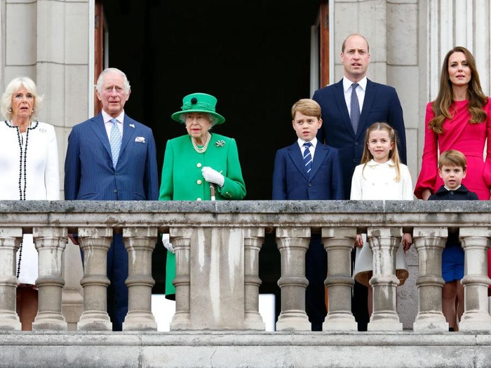 LONDON, UNITED KINGDOM - JUNE 05: (EMBARGOED FOR PUBLICATION IN UK NEWSPAPERS UNTIL 24 HOURS AFTER CREATE DATE AND TIME) Camilla, Duchess of Cornwall, Prince Charles, Prince of Wales, Queen Elizabeth II, Prince George of Cambridge, Prince William, Duke of Cambridge, Princess Charlotte of Cambridge, Prince Louis of Cambridge and Catherine, Duchess of Cambridge stand on the balcony of Buckingham Palace following the Platinum Pageant on June 5, 2022 in London, England. The Platinum Jubilee of Elizabeth II is being celebrated from June 2 to June 5, 2022, in the UK and Commonwealth to mark the 70th anniversary of the accession of Queen Elizabeth II on 6 February 1952. (Photo by Max Mumby/Indigo/Getty Images)
