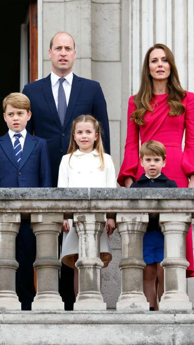 Kate Middleton memesona dengan gaun pink keluaran Stella McCartney di Platinum Jubilee Pageant. Menurut Karen Millen, pencariannya mencapai 127 persen pada Juni. Gaun tersebut lantas menempati urutan ke-5. (Foto: Getty Images/Max Mumby/Indigo)