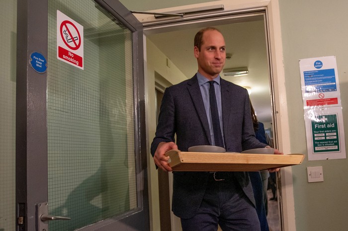 Pangeran William BARNSLEY, ENGLAND - NOVEMBER 14: Prince William, Duke of Cambridge visits Qyarry View one of Centrepoint's services, which supports homeless young people from the local area on November 14, 2018 in Barnsley, England. The Duke and Duchess helped prepare lunch before sitting down with residents to discuss their experiences. The centre supports over 60 homeless young people from the local area every day, Last year 7,000 young people in Yorkshire and the Humber approached their local authority because they were homeless or at risk. Centrepoint provides these young people with accommodation and support to get them back into education, training and employment. (Photo by Charlotte Graham - WPA Pool/Getty Images)