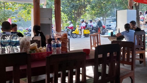 Para rider vespa dan skuter dari venue Peninsula Island, Nusa Dua, memadati Pantai Pandawa, Kutuh, Kuta Selatan, dan beristirahat di warung-warung makanan, membaur bersama para wisatawan, Minggu (12/6/2022).