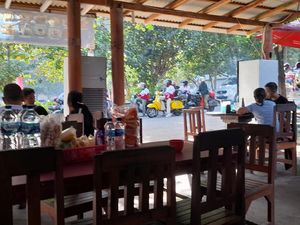 Event VWD 2022 Datangkan Berkah Bagi Pedagang di Pantai Pandawa