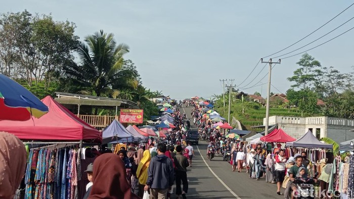 Pasar Kaget Cisinga, Ciawi Singaparna Tasikmalaya yang jadi favorit warga menghabiskan waktu Minggu pagi.