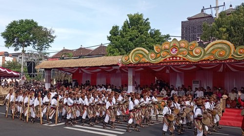 Pawai pembukaan PKB ke-44 di depan Monumen Perjuangan Rakyat Bali Bajra Sandhi, Kota Denpasar.