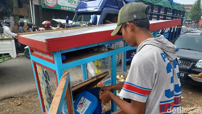 Pedagang bakso tahu di lokasi pemakaman Eril