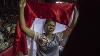 Para pemain asing maupun dalam negeri turut menjadi saksi acara Testimonial Greysia Polii tersebut. Nuansa haru pun muncul dalam acara perpisahan dengan juara Olimpiade Tokyo 2020 itu. Tak terkecuali Apriyani Rahayu. Apri yang duduk dalam deretan VVIP bersama pelatih Eng Hian dan keluarga Greysia Polii, tak kuasa menahan air matanya yang menetes di pipi.